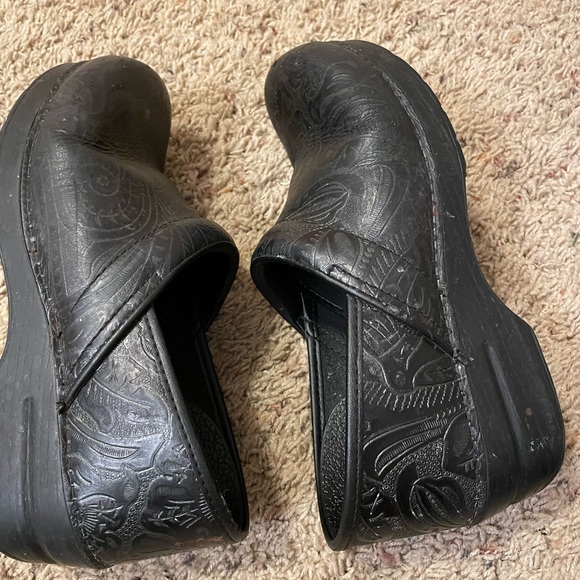 Size 40 Dansko hand tooled clogs. Black - Picture 2 of 5
